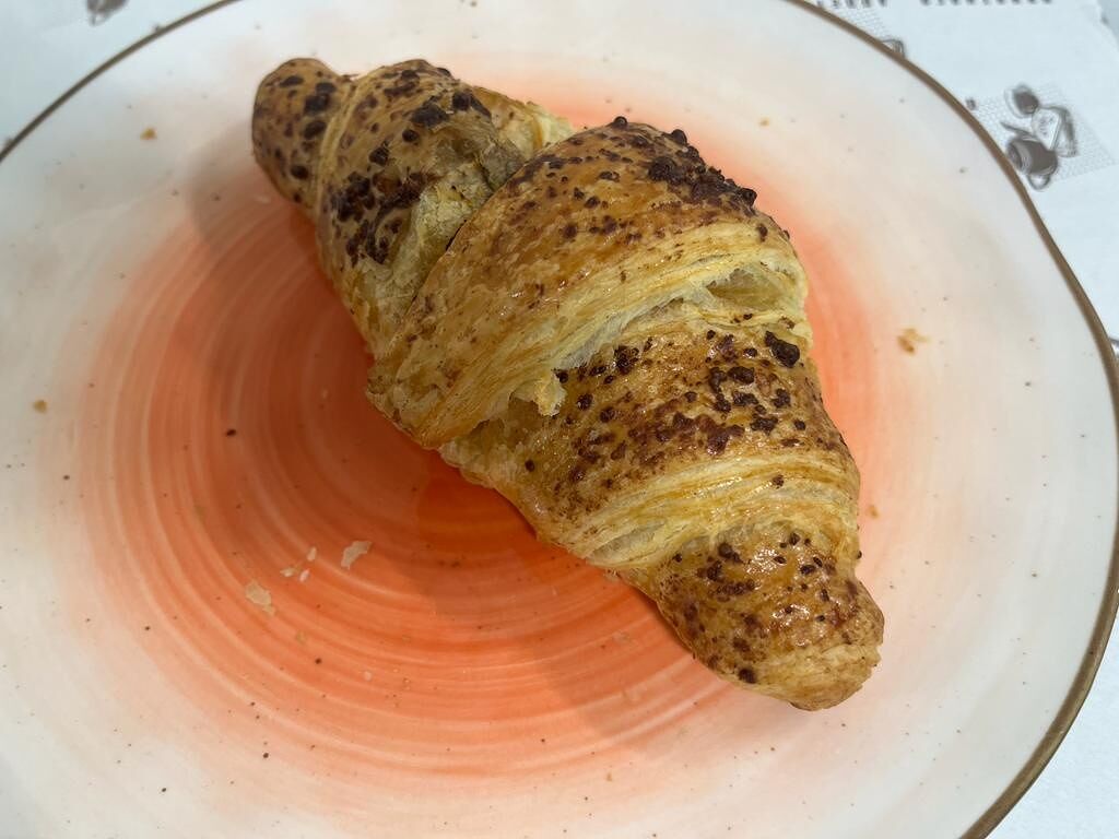 Круассан с шоколадом и орехом