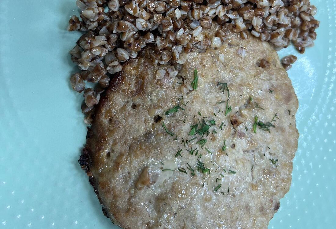 Котлета мясная с гречкой отварной