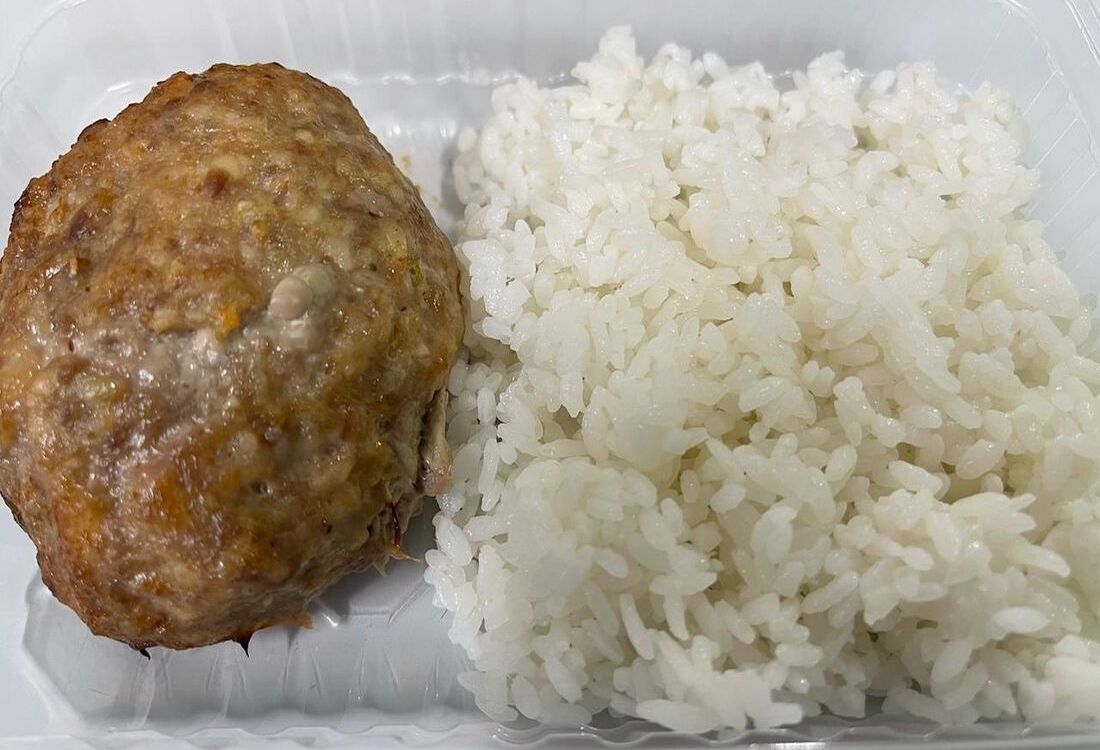 Мясная котлета с рисом на пару