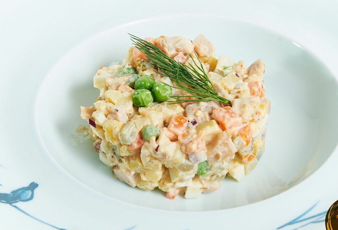 Салат Оливье с копченой курицей с ореховым соусом