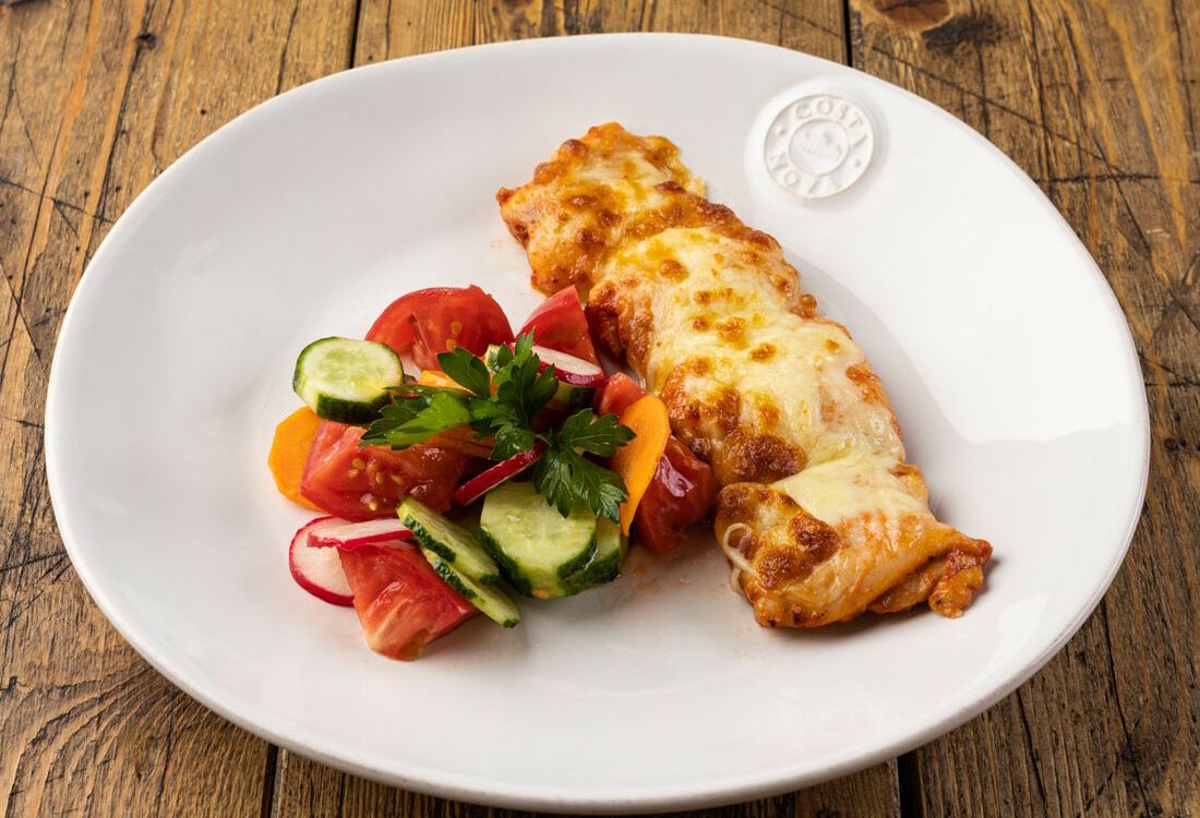 Куриный шашлычок с сыром и салатом