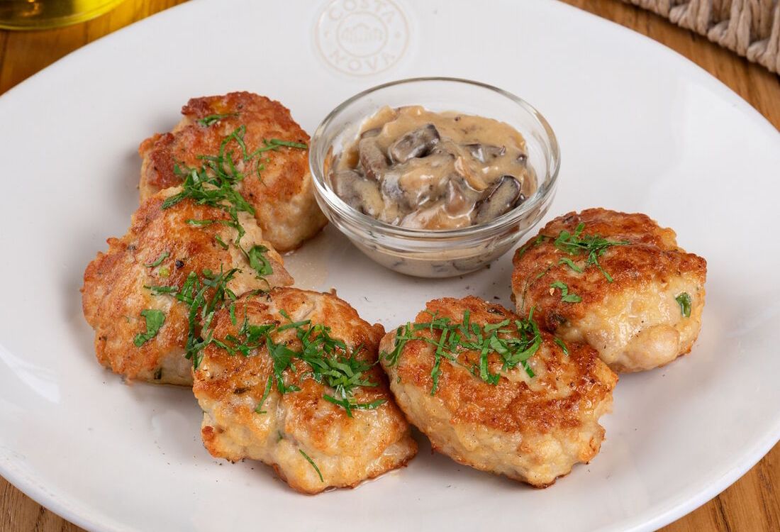 Куриные оладьи с грибным соусом