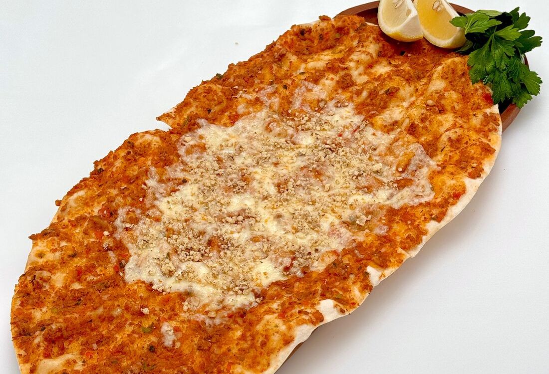 Лахмаджун с фаршем и сыром и орехами 