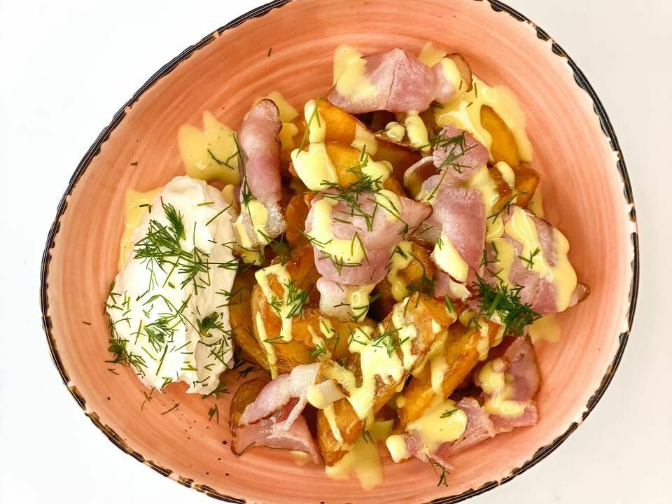 Картофельные дольки с беконом и сырным соусом