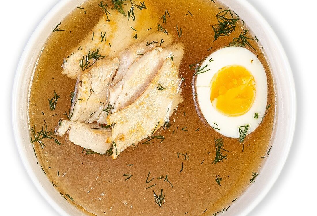 Бульон с куриным филе и яйцом