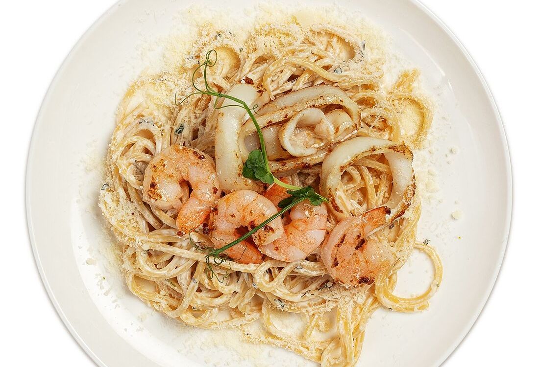 Паста с королевской креветкой и командорским кальмаром