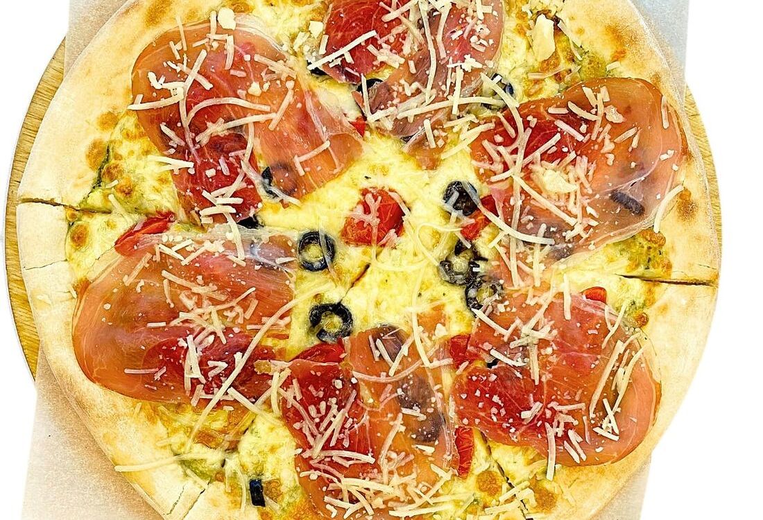 Пицца С сыровяленым окороком и сливочным песто