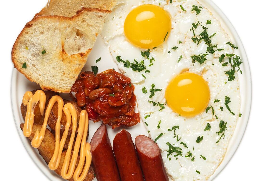 Яичница по-домашнему с охотничьими колбасками и фасолью