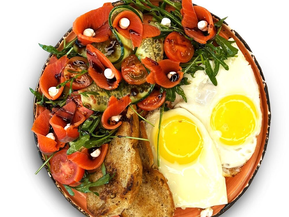 Яичница с малосольной неркой, свежими овощами и крем-чиз