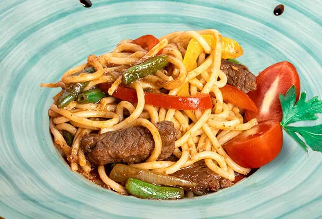 Спагетти с говядиной и овощами