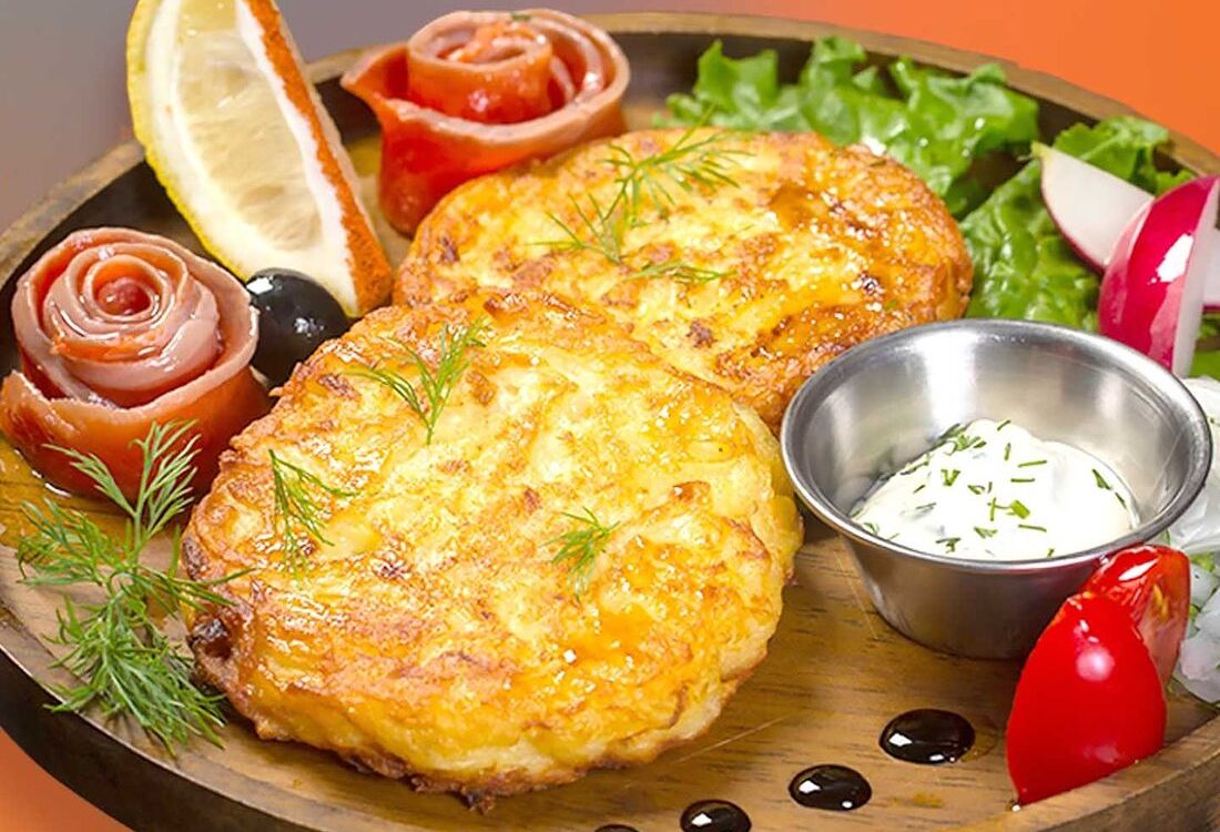 Драники по-деревенски из картофеля с малосольной неркой