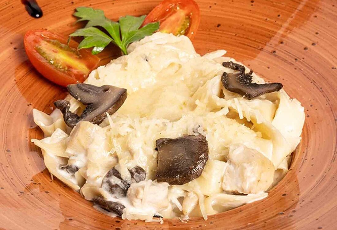 Феттуччине с курицей и грибами в сливочном соусе