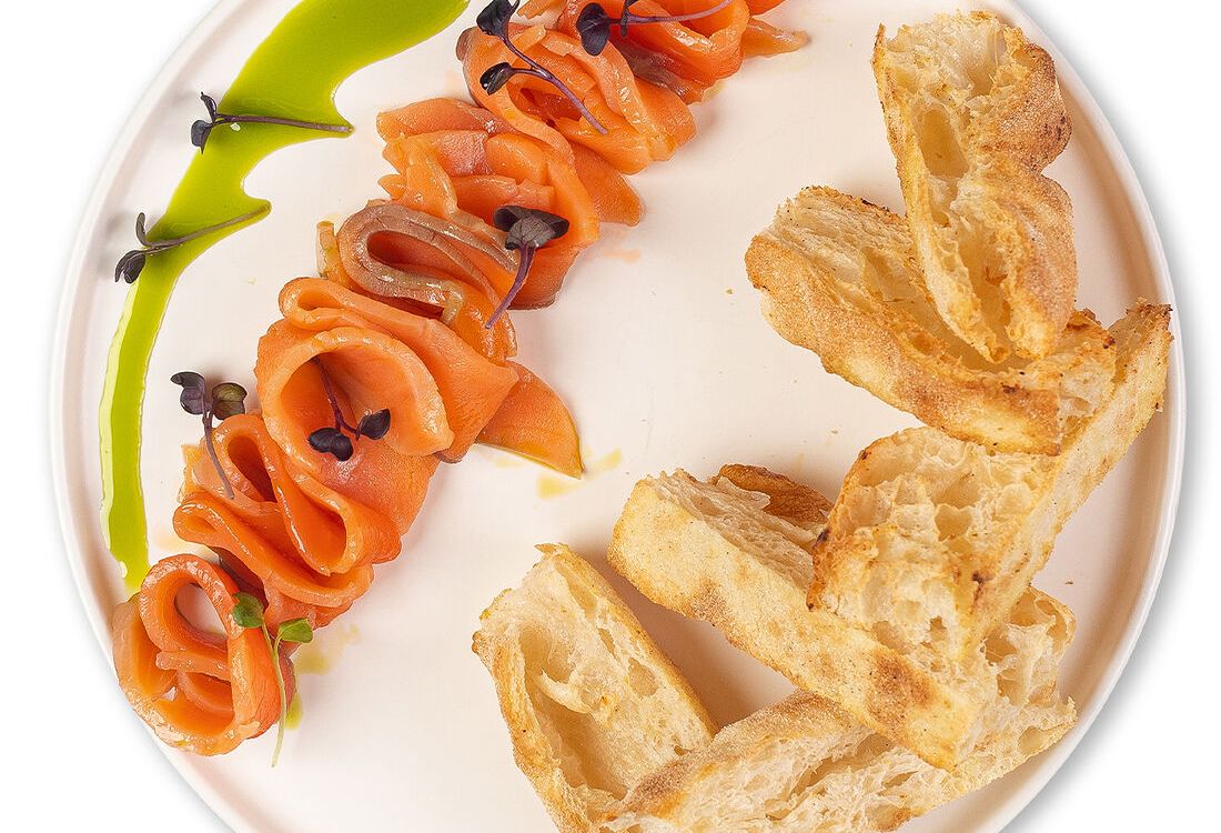 Копченая форель с гренками