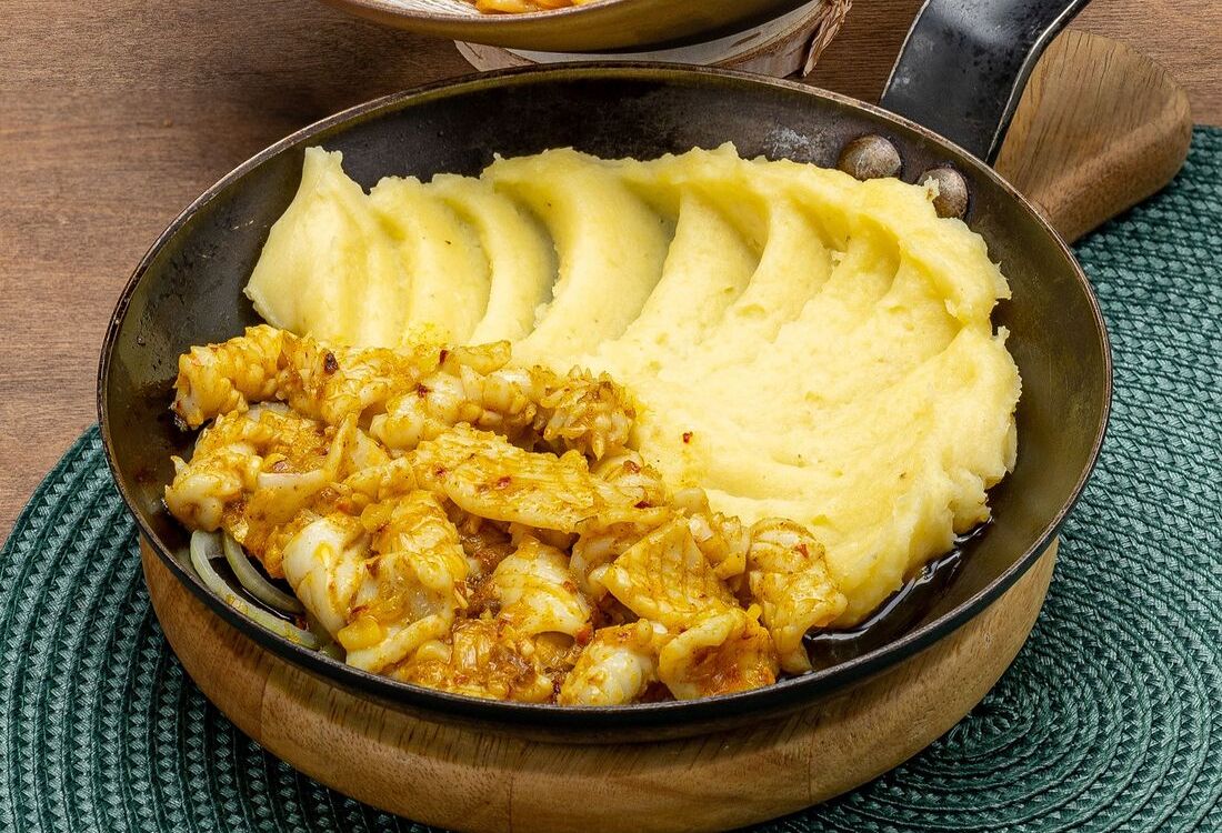 Пряный кальмар с картофельным пюре