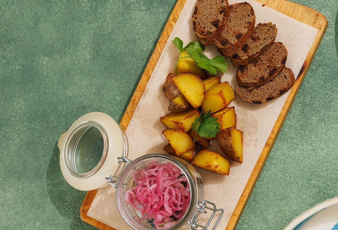 Сельдь слабой соли с печеным картофелем и чесночными гренками 