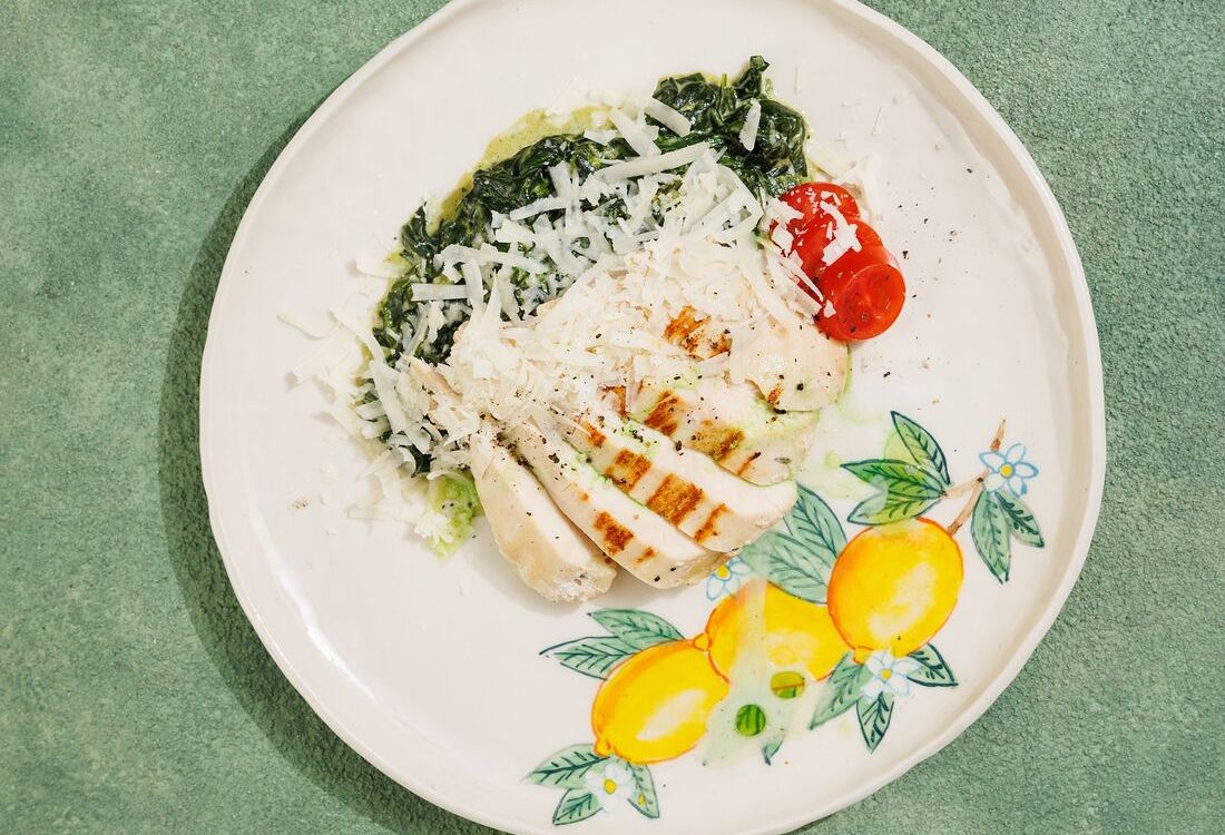 Куриная грудка су-вид со шпинатом и сливочным соусом 