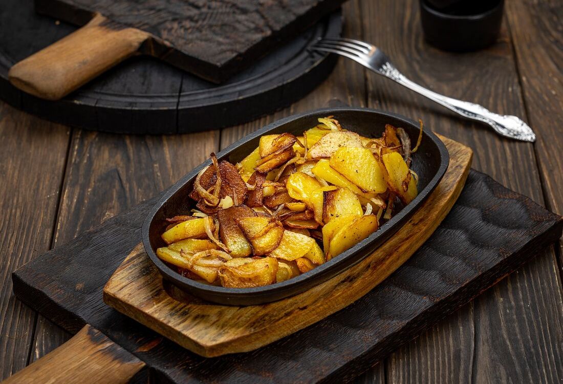 Картофель, жаренный с луком по-домашнему