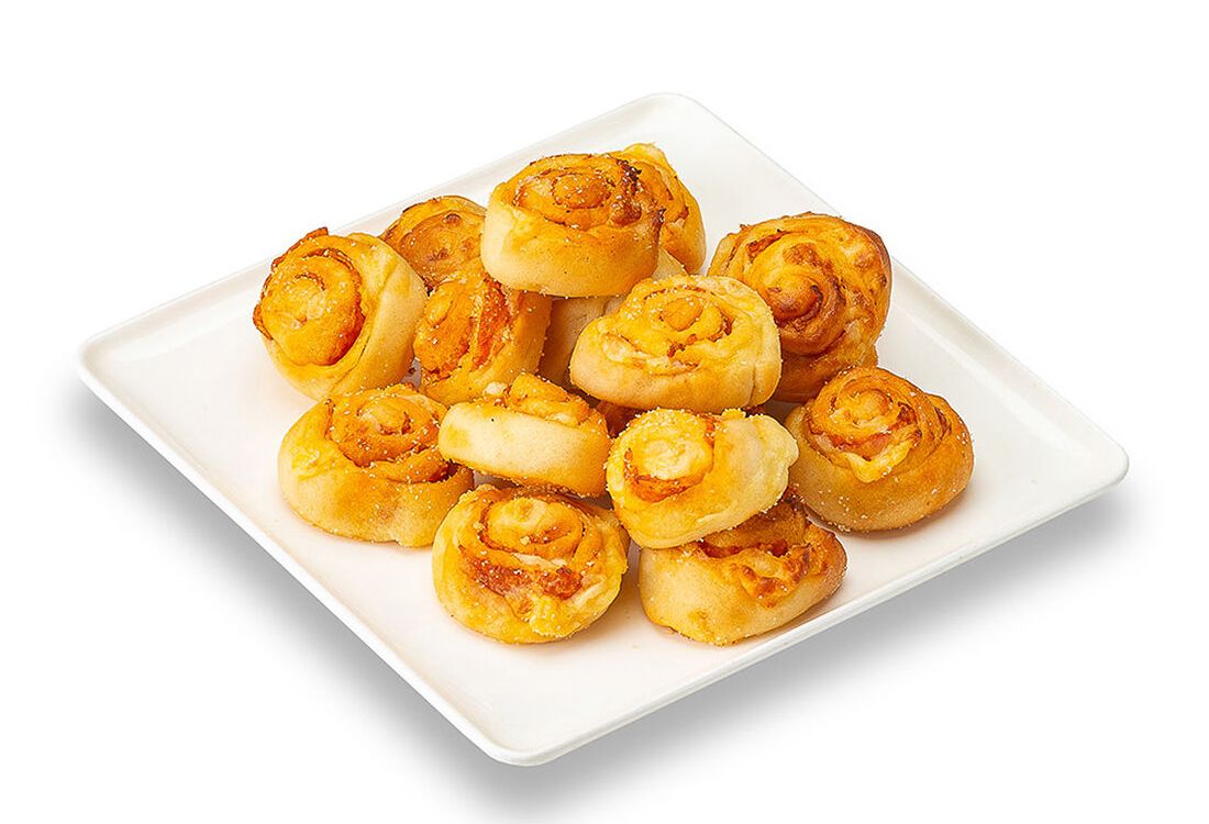 Рулетики с колбаской и сыром