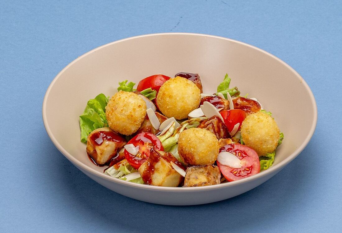 Салат с баклажанами и сырными шариками