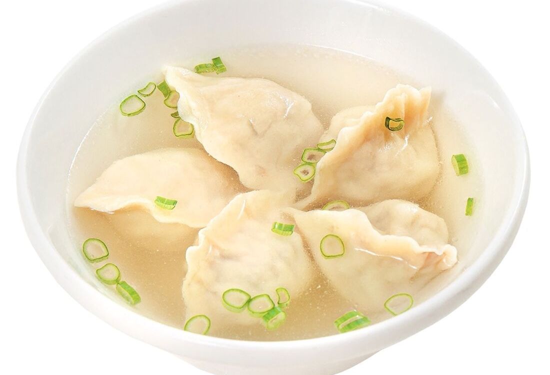 Китайские пельмени с курицей и зеленым луком в бульоне 