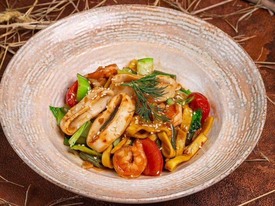 Яичная лапша с морепродуктами