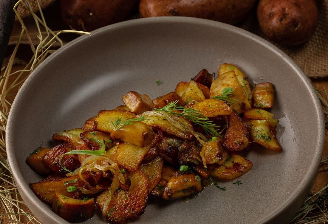Картофель, жаренный с белыми грибами и луком