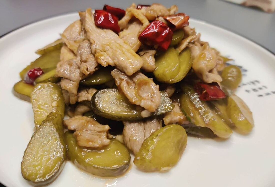 030. Жареное мясо с солеными огурцами 