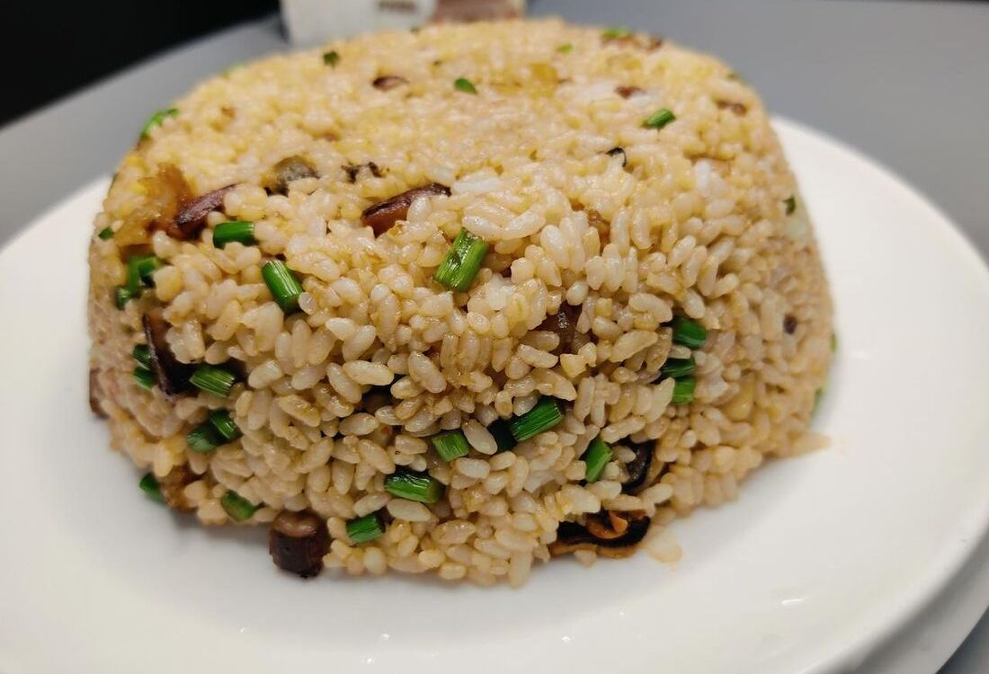 105. Рис с говядиной и стрелками чеснока 