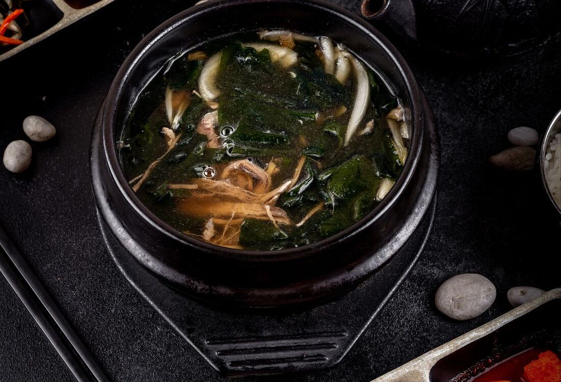 Миек кук с говядиной, рисом и 4 видами салата
