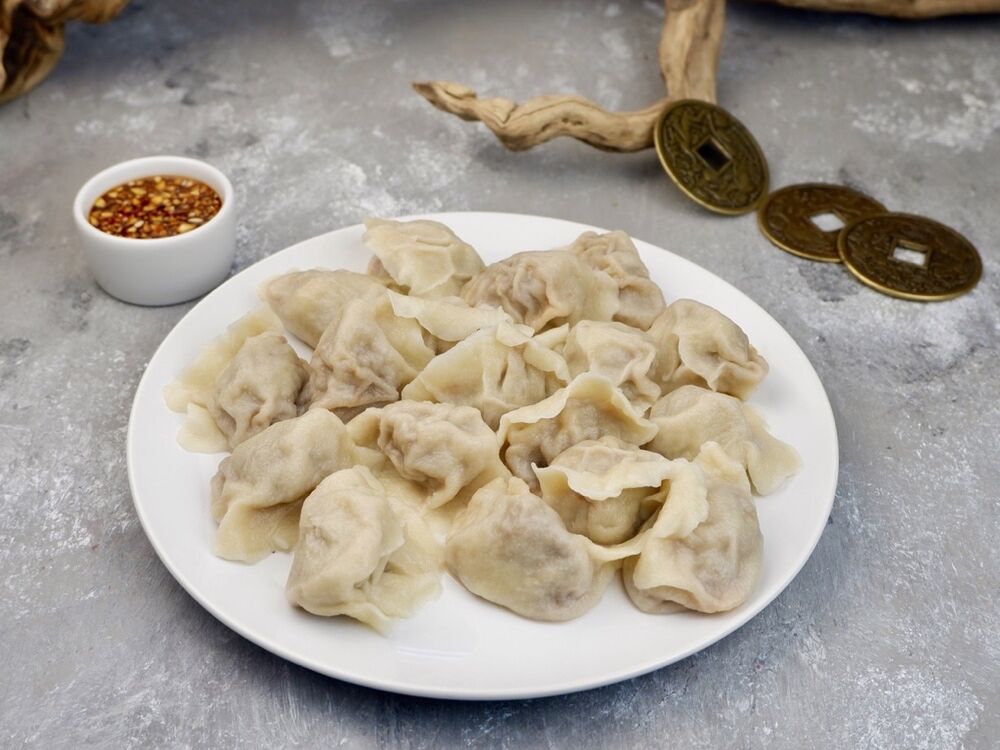 Вареные пельмени со свининой и капустой
