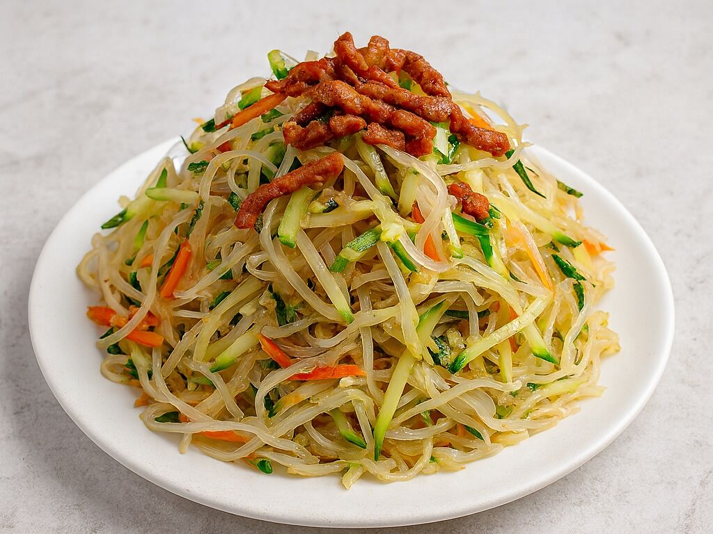 8. Салат из фунчозы с огурцом и свининой