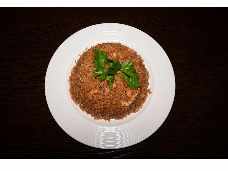 Жареный рис с мясом курицы