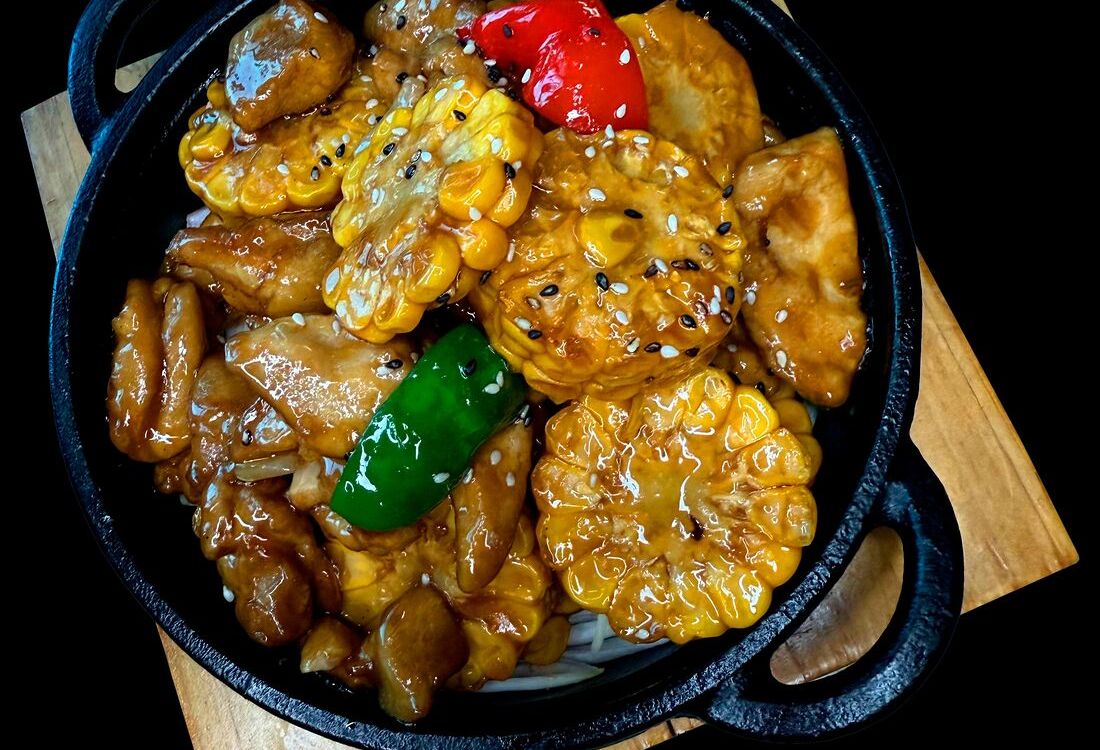Курица с кукурузой на чугуне