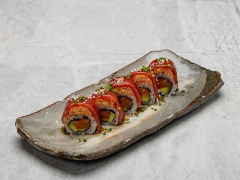 Ролл тунец blue fin аками, краб, авокадо