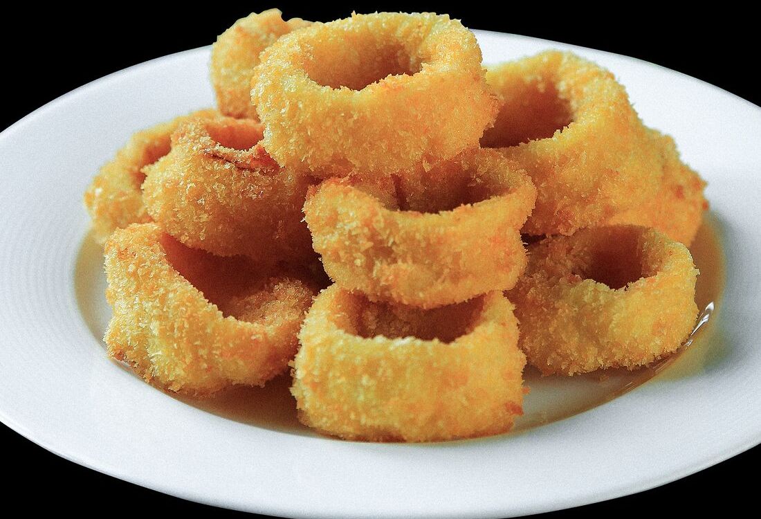 Кальмар в сухарях, жаренный кольцами