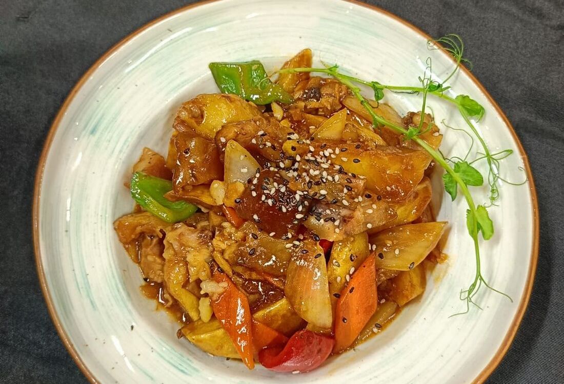 Рулька тушёная с картофелем