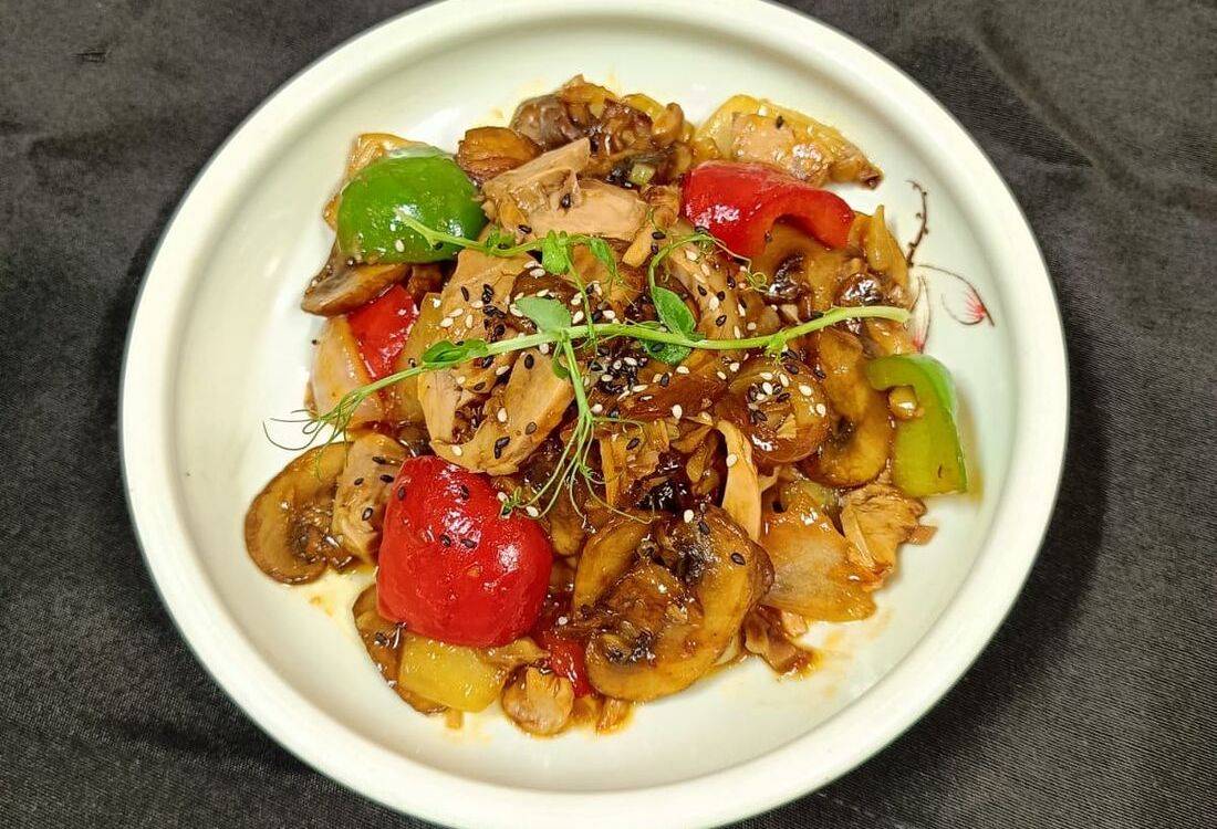 Рулька с шампиньонами