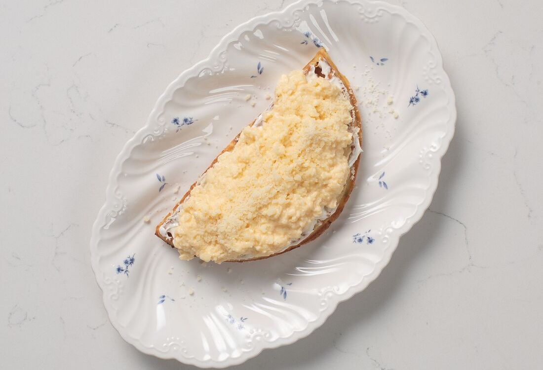 Картофельная вафля с сыром и скремблом