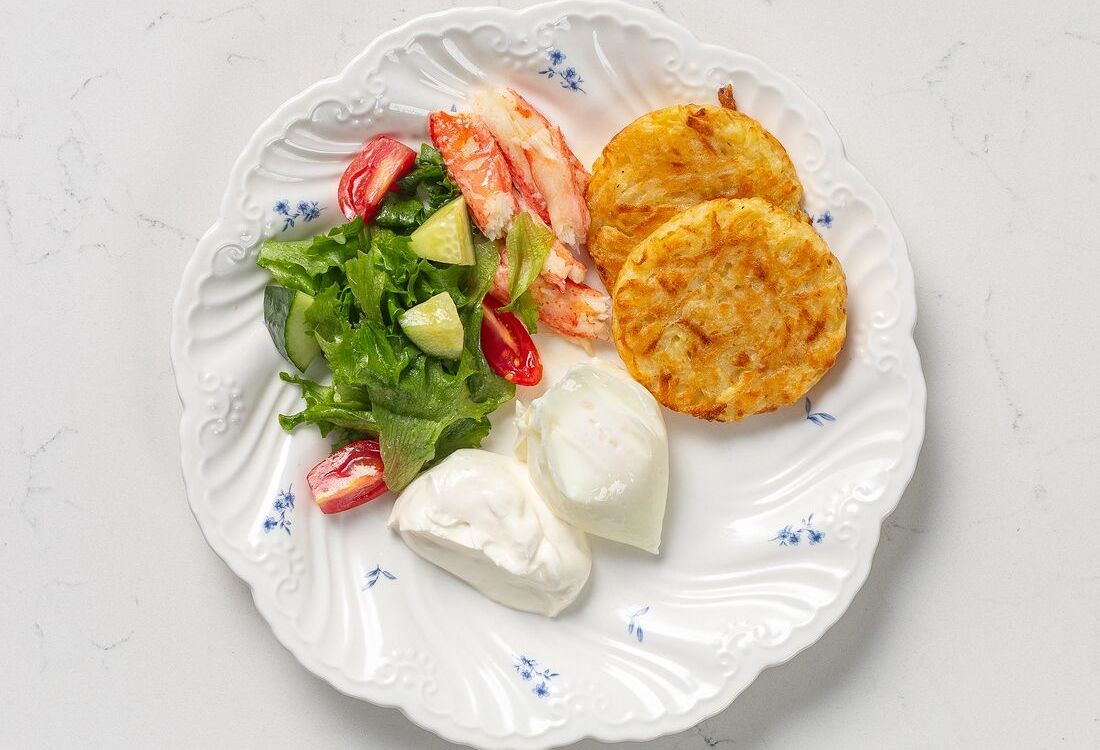 Драники с крабом и яйцом пашот