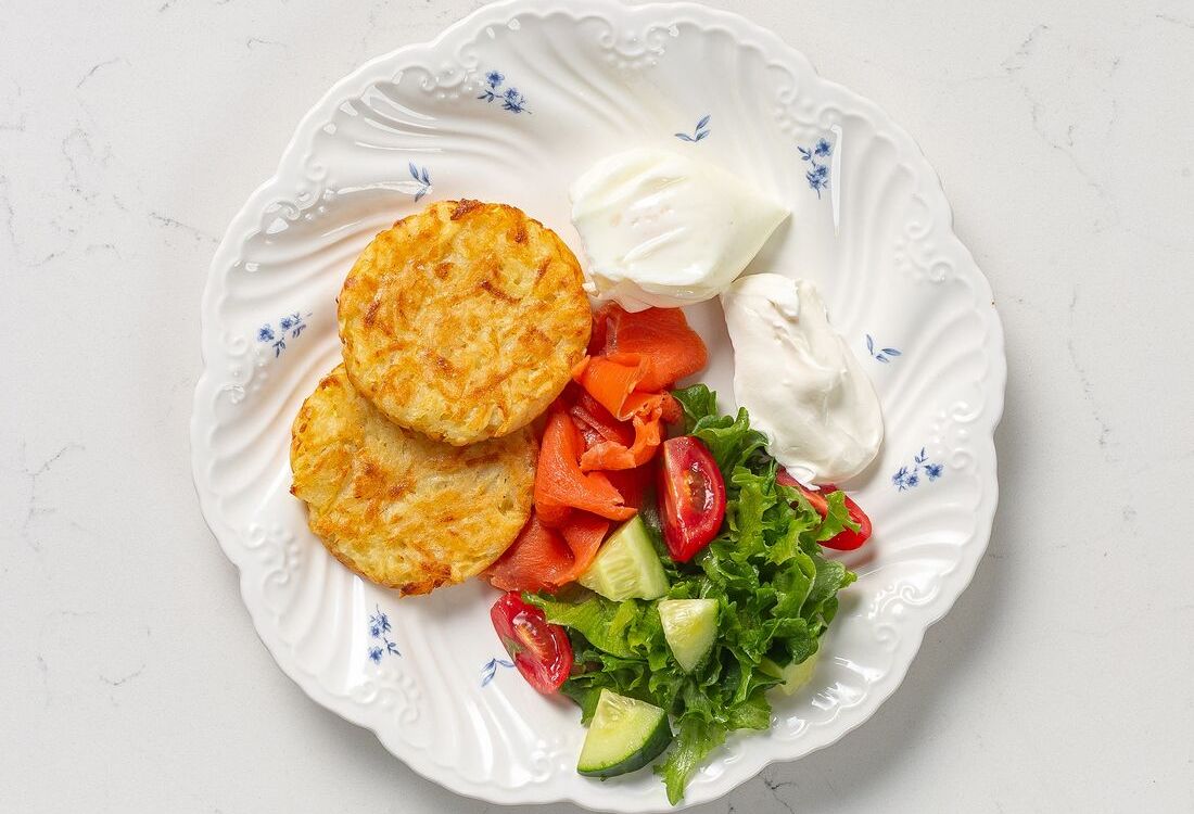 Драники с лососем и яйцом пашот