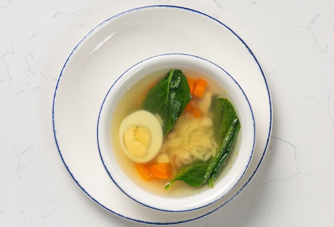 Куриный бульон со шпинатом и яйцом