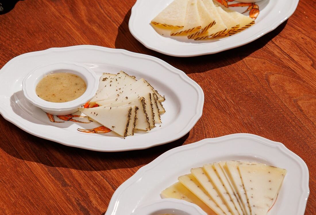 Тарелка с сырами с трюфельным мёдом