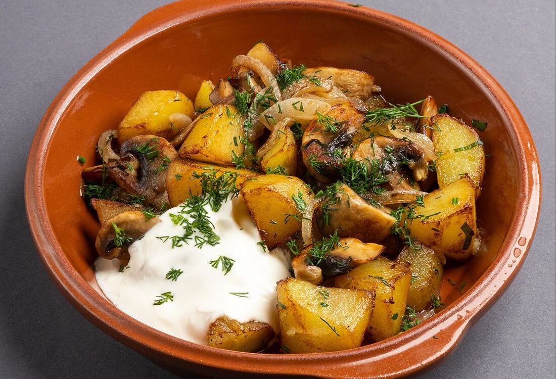 Картофель, жаренный с грибами и сметаной