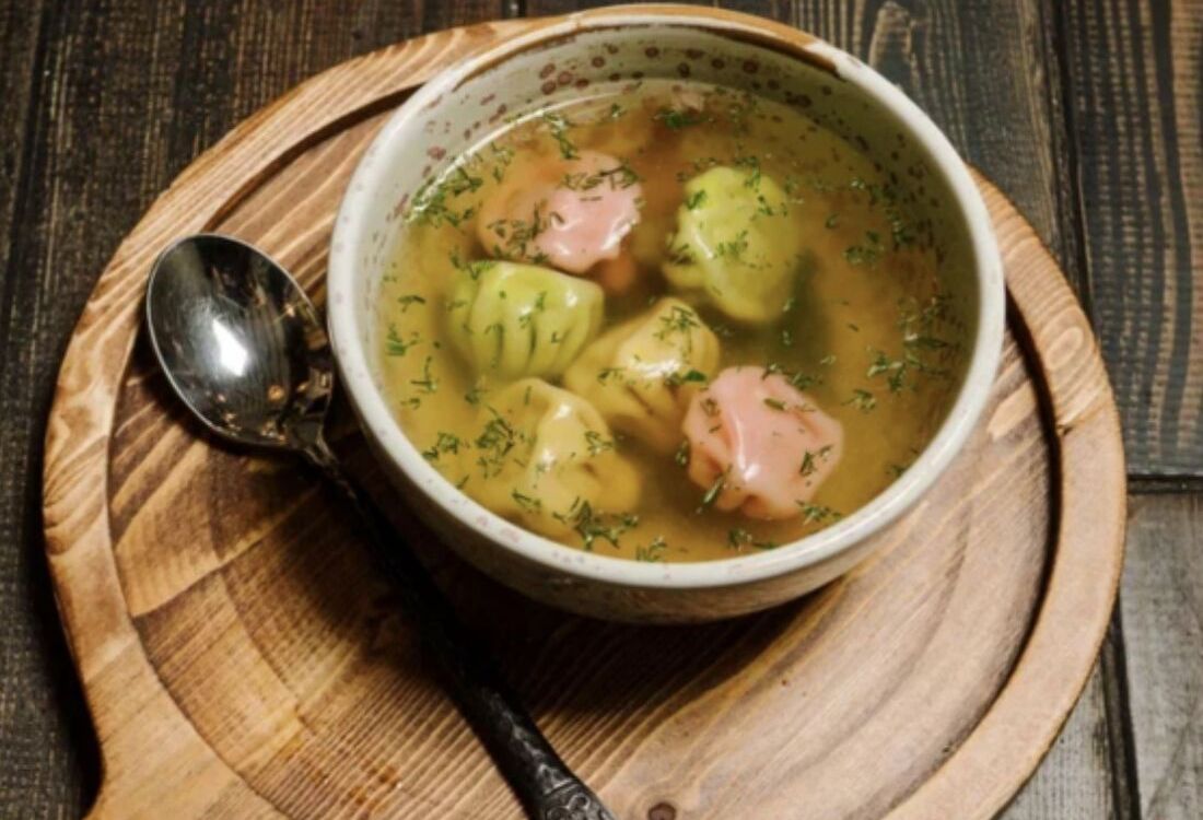 Бульон с цветными куриными мини-хинкальками