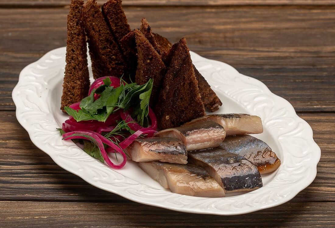 Сельдь с ржаными гренками 