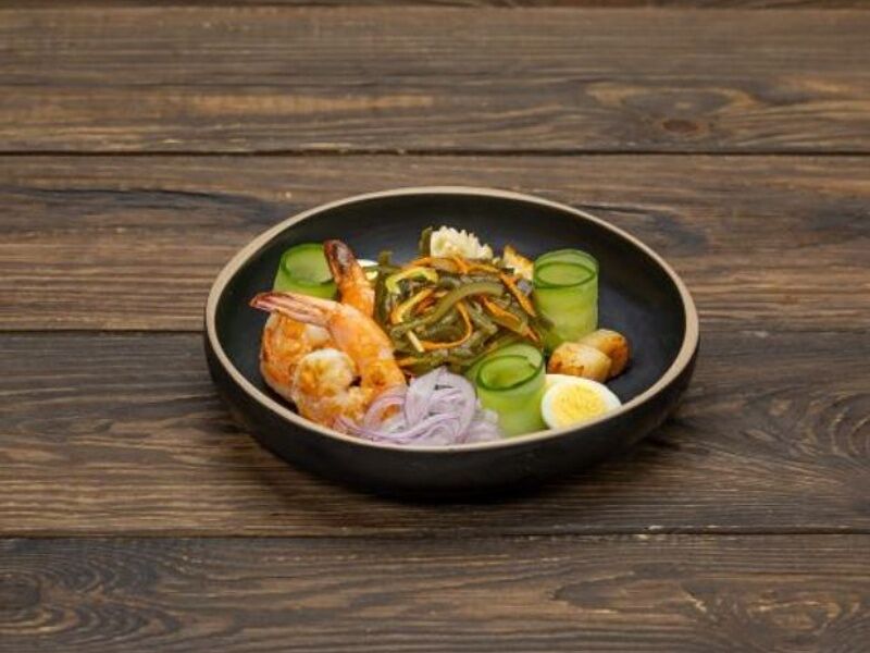 Салат из морской капусты с морепродуктами