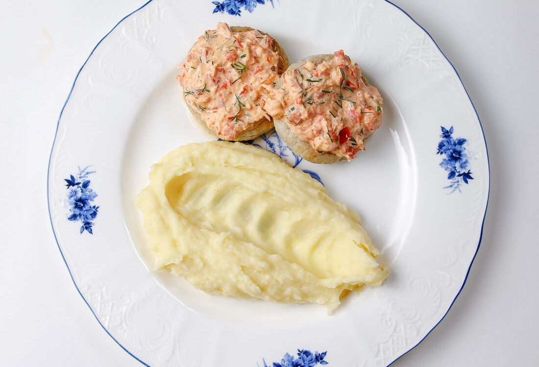 Биточки из щуки с крабовым соусом