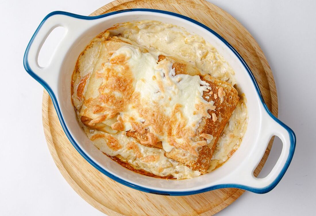 Блины с курицей под сырной шапочкой в грибном соусе