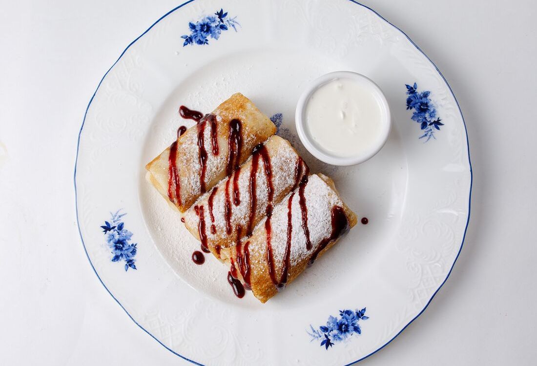 Блины с творогом, сметаной и домашним вареньем