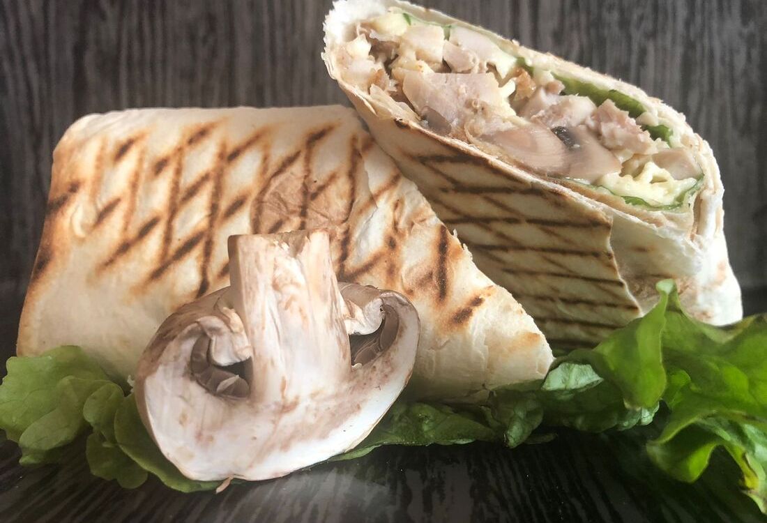Ролл с курицей и грибами